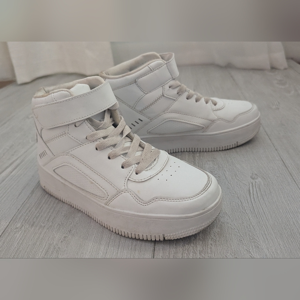 BERNESS Woman's Chunky Lace Up Sneaker Size 6